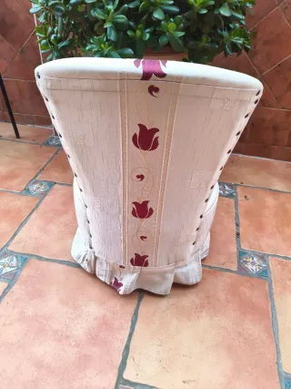 Butaca de tela beige con detalles rosas