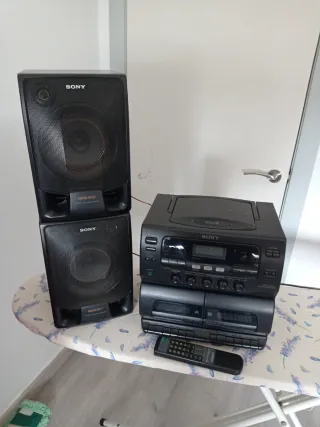 Mini cadena Sony con CD y Cassette