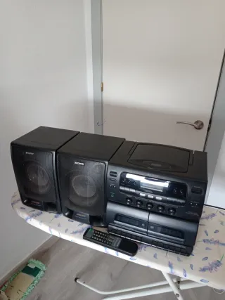 Mini cadena Sony con CD y Cassette