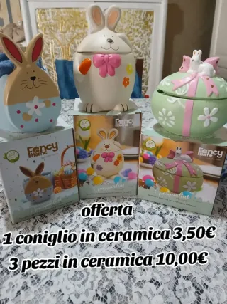 Vaso in ceramica con un omaggio all'interno