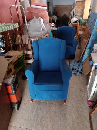 Poltrona a dondolo blu in tessuto
