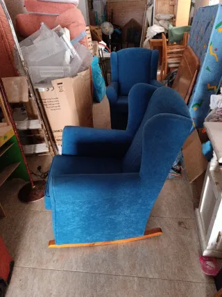 Poltrona a dondolo blu in tessuto