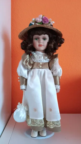 Muñeca antigua de porcelana con sombrero
