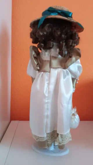 Muñeca antigua de porcelana con sombrero