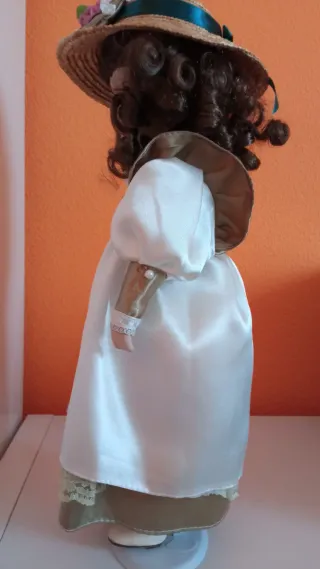 Muñeca antigua de porcelana con sombrero