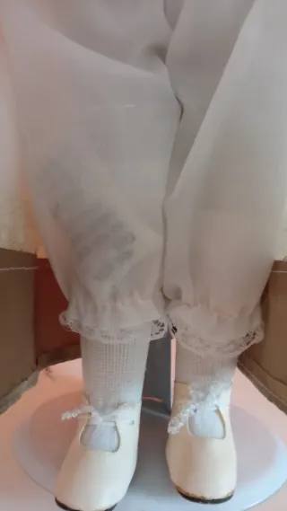 Muñeca antigua de porcelana con sombrero