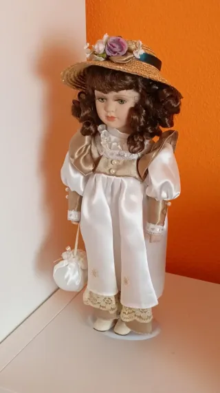 Muñeca antigua de porcelana con sombrero