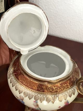 Tetera antigua de porcelana