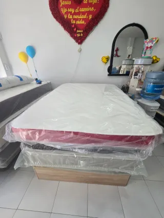 Colchón y base tapizada