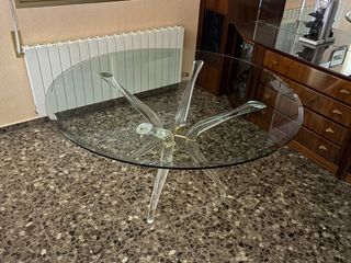 Mesa de cristal redonda y lámpara