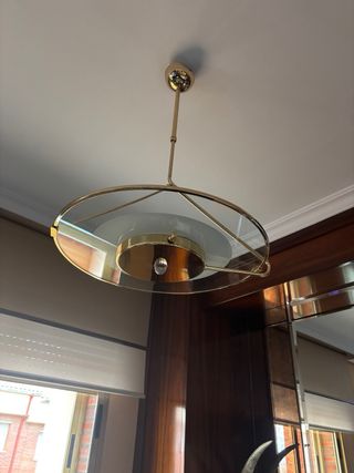 Mesa de cristal redonda y lámpara