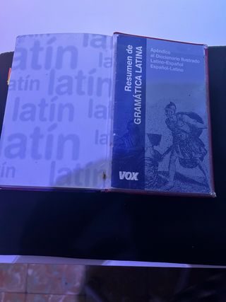 Se vende diccionario de latin. No se hacen envíos.