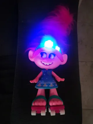Muñeca Trolls con patines