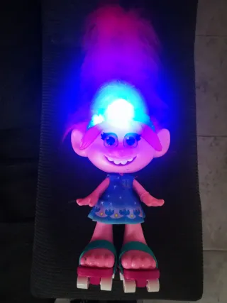 Muñeca Trolls con patines