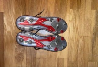 Botas de fútbol Adidas plateadas y rojas