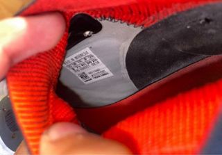 Botas de fútbol Adidas plateadas y rojas