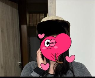 Cappello beige con bordo marrone