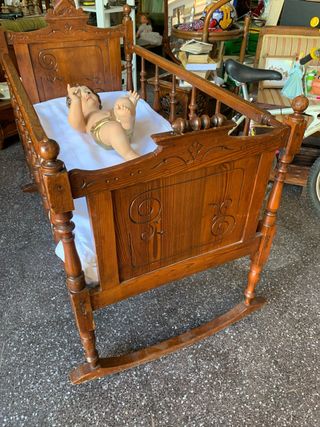 Cuna antigua de madera