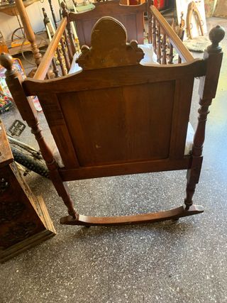 Cuna antigua de madera