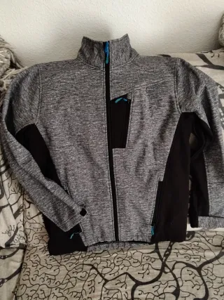 Chaqueta deportiva gris y negra