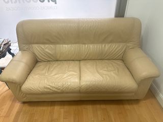 Sofá de piel para 2 personas.