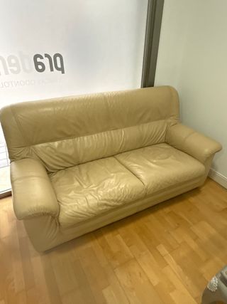 Sofá de piel para 2 personas.