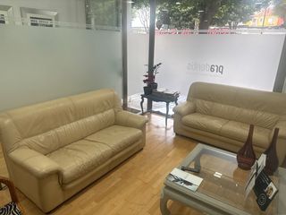 Sofá de piel para 2 personas.