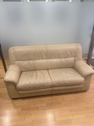 Sofá de piel para 2 personas.