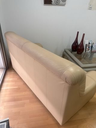 Sofá de piel para 2 personas.