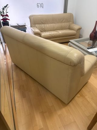 Sofá de piel para 2 personas.