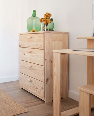 Cómoda cajonera de madera natural