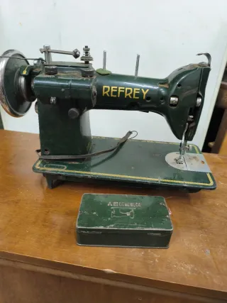 Máquina de coser antigua Refrey