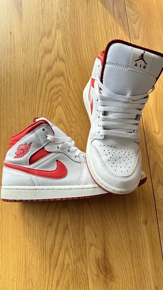 Nike Air Jordan 1 Mid Blancas y Rojas