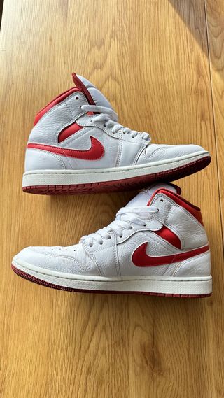 Nike Air Jordan 1 Mid Blancas y Rojas