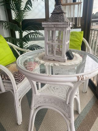 Mesa y 2 Sillas Mimbre con Cristal