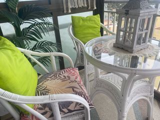 Mesa y 2 Sillas Mimbre con Cristal