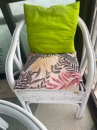 Mesa y 2 Sillas Mimbre con Cristal