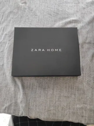 Cubertería de metal plateada en caja negra