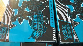 ETB Caja Entrenador Élite Fulgor Negro Pokémon