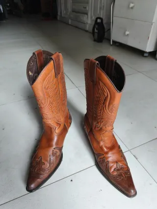 Botas camperas de cuero marrón