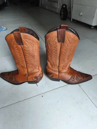 Botas camperas de cuero marrón