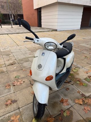 Vespa Piaggio ET2 49cc Scooter