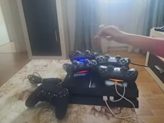 PS4 con 4 Mandos, Auriculares y Cables