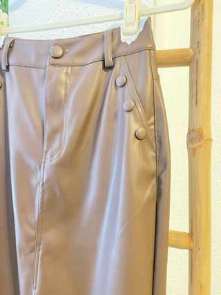 Falda midi efecto piel marrón