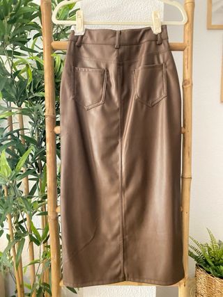 Falda midi efecto piel marrón