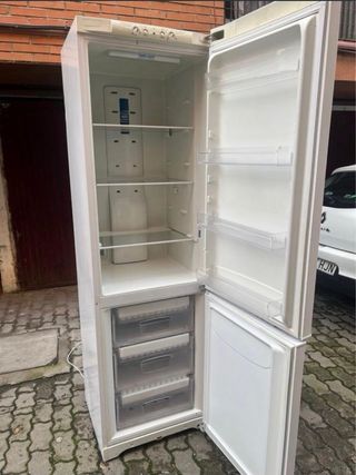 Nevera Indesit blanca