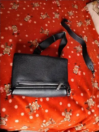 Bolso negro de poli-piel