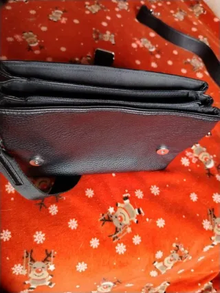 Bolso negro de poli-piel
