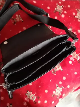 Bolso negro de poli-piel