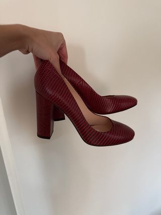 Zapatos de tacón rojos